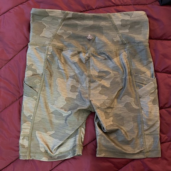 Prana camo print BIKE SHORTS brand new NWOT pockets workout leggings xs Electra - Picture 2 of 4
